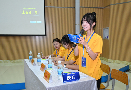 正反雙方圍繞辯題展開激烈交鋒。譚乃豪攝