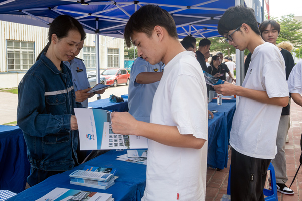 發(fā)放特種設(shè)備安全手冊(cè)。陳新攝