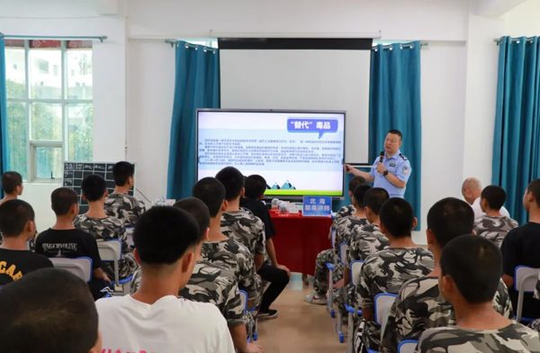 民警講解新型合成毒品的危害及防范方法