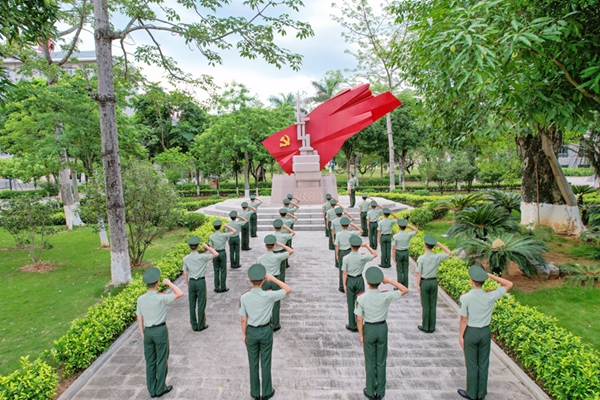 武警官兵重溫入黨儀式現(xiàn)場。