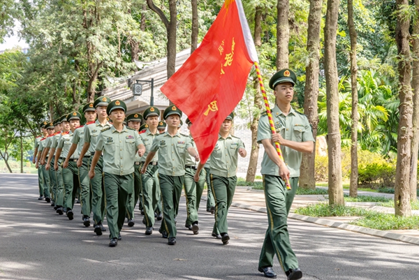 武警官兵在參觀紅色基地路上。