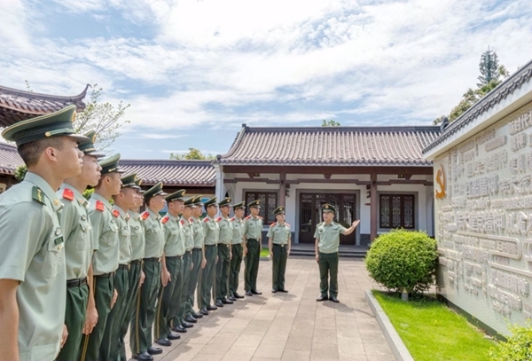 武警官兵在參觀共產(chǎn)黨員精神譜系園。