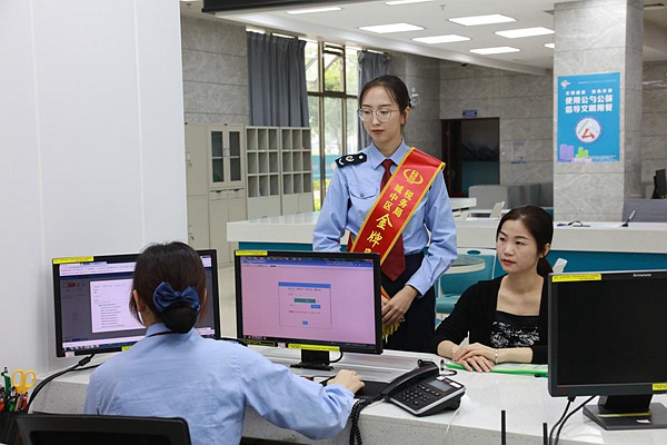 圖為金牌導(dǎo)稅員正在輔導(dǎo)納稅人辦理業(yè)務(wù)