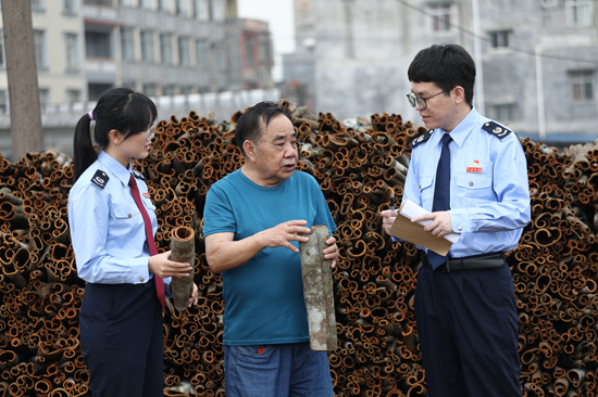 防城港市防城區(qū)稅務(wù)局青年干部走進(jìn)桂皮曬場(chǎng)，開(kāi)展“點(diǎn)對(duì)點(diǎn)、面對(duì)面”的政策輔導(dǎo)與風(fēng)險(xiǎn)提示。