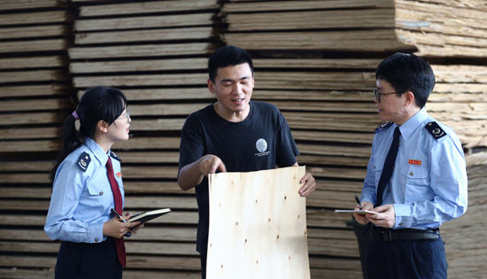 防城港市防城區(qū)稅務(wù)局青年業(yè)務(wù)骨干走進(jìn)本地木材加工企業(yè)，開(kāi)展“一對(duì)一”精準(zhǔn)輔導(dǎo)。