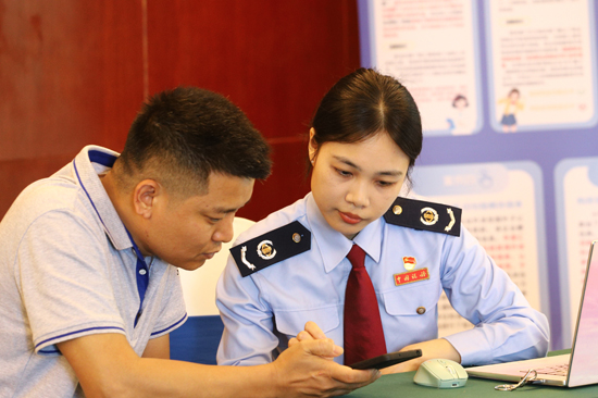 防城港市防城區(qū)稅務(wù)局稅宣團(tuán)隊(duì)成員輔導(dǎo)酒店員工進(jìn)行個(gè)稅匯算清繳申報(bào)。