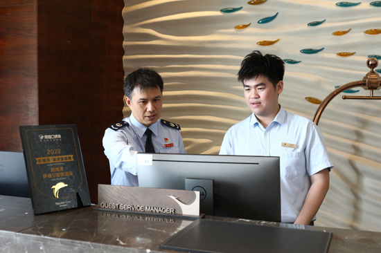 防城港市防城區(qū)稅務(wù)局稅宣團(tuán)隊(duì)成員指導(dǎo)酒店會(huì)計(jì)人員進(jìn)行電子稅務(wù)局發(fā)票額度調(diào)整申請(qǐng)。