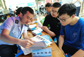 柳州市城中區(qū)稅務(wù)局“春風(fēng)惠民”社保宣傳進(jìn)千家入萬(wàn)戶