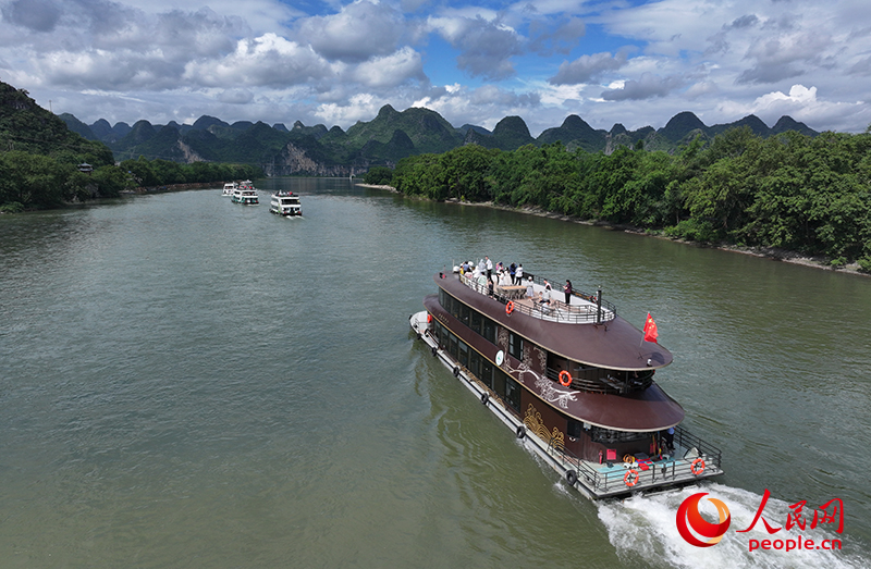 游客乘船觀賞美景。人民網(wǎng) 雷琦竣攝