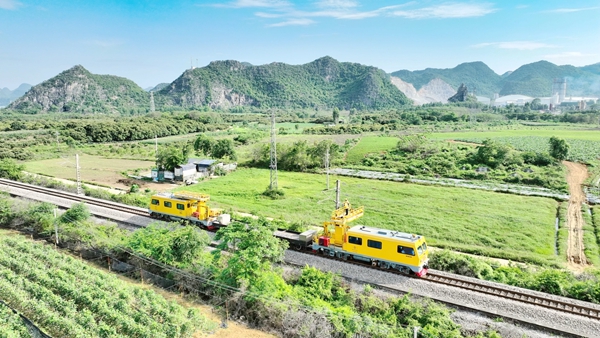 柳州供電段接觸網(wǎng)工對(duì)焦柳鐵路接觸網(wǎng)設(shè)備進(jìn)行維修。蔡星宏攝