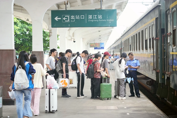 旅客在湛江站有序排隊(duì)乘車(chē)。李超宇攝