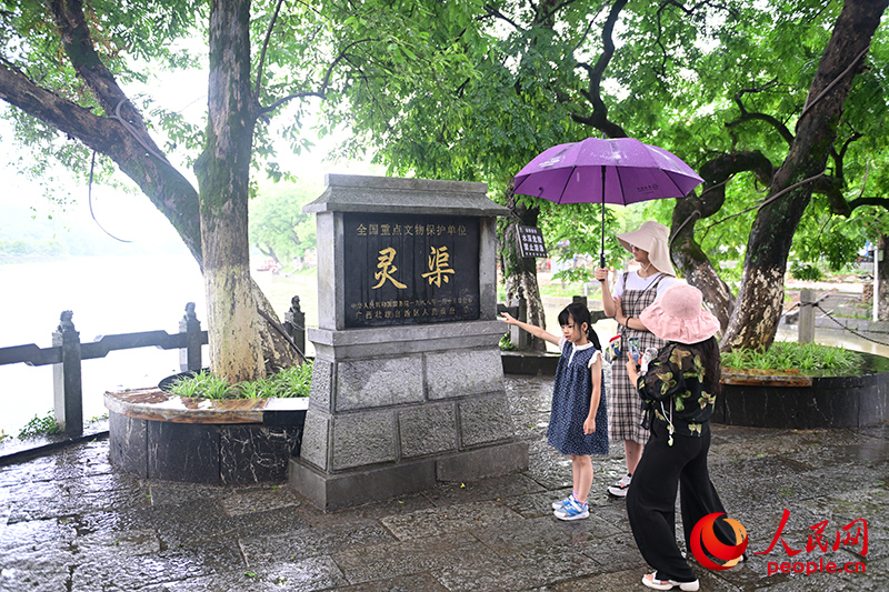 游客在游覽桂林靈渠水利風(fēng)景區(qū)。人民網(wǎng) 雷琦竣攝