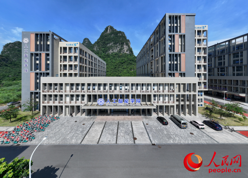 桂林電子科技大學(xué)人工智能學(xué)院。人民網(wǎng) 雷琦竣攝
