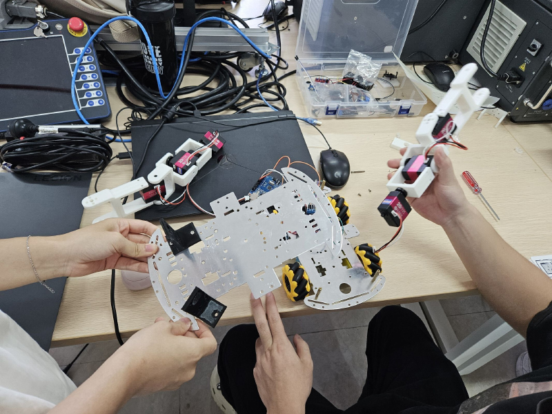 學(xué)生進(jìn)行小型雙臂復(fù)合機(jī)器人系統(tǒng)設(shè)計(jì)。桂林電子科技大學(xué)供圖