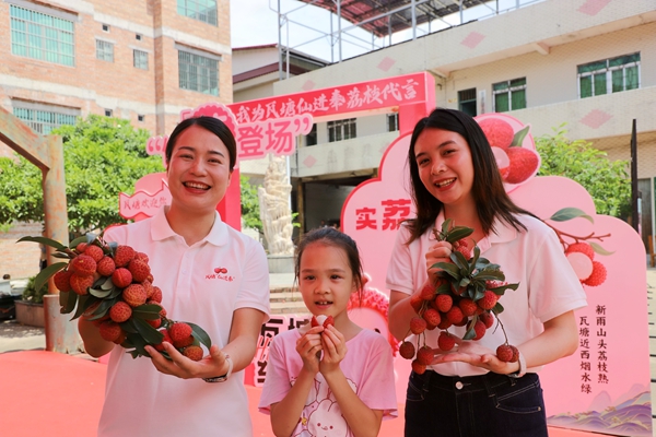 港南優(yōu)質(zhì)荔枝品種仙進奉亮相現(xiàn)場。曾釬祥攝