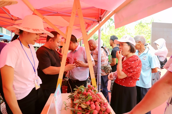 現(xiàn)場(chǎng)游客興致盎然，爭(zhēng)相品嘗荔枝。鐘楚媚攝