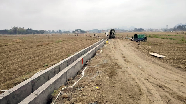 高標(biāo)準(zhǔn)農(nóng)田建設(shè)中，大塊并小塊，集中效益顯。