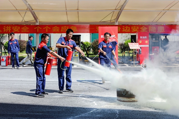 滅火實(shí)操演練現(xiàn)場(chǎng)。