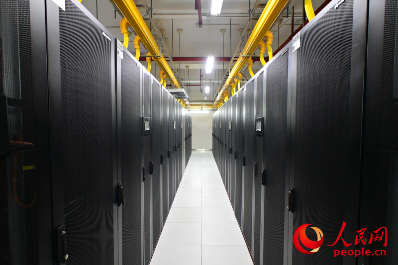 數(shù)據(jù)中心機(jī)房。人民網(wǎng) 雷琦竣攝