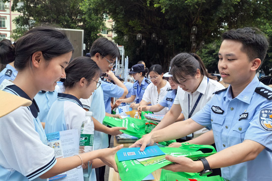 田林縣司法局工作人員面對面給孩子講禁毒知識并發(fā)放宣傳資料。寧彩霞攝