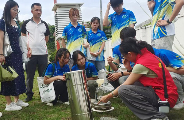 工作人員正在講解翻斗式雨量計(jì)的工作原理及其在降水監(jiān)測(cè)中的作用