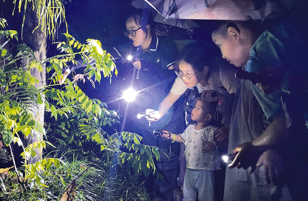 在老師的講解下，大家了解了很多小動(dòng)物的“秘密”。