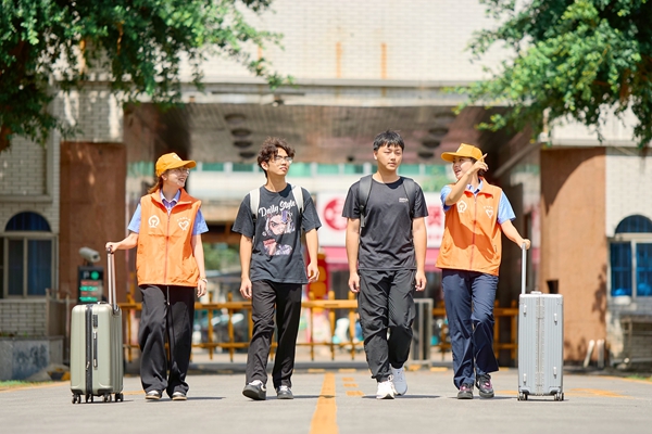 職工志愿者熱情引導(dǎo)新職入職。覃仕莊攝