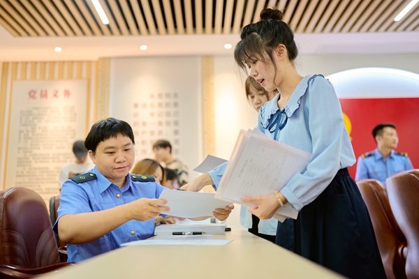 新職人員正在進(jìn)行人事檔案填寫、黨團(tuán)組織關(guān)系轉(zhuǎn)接。覃仕莊攝