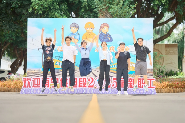 新職人員在簽名板前留影。覃仕莊攝