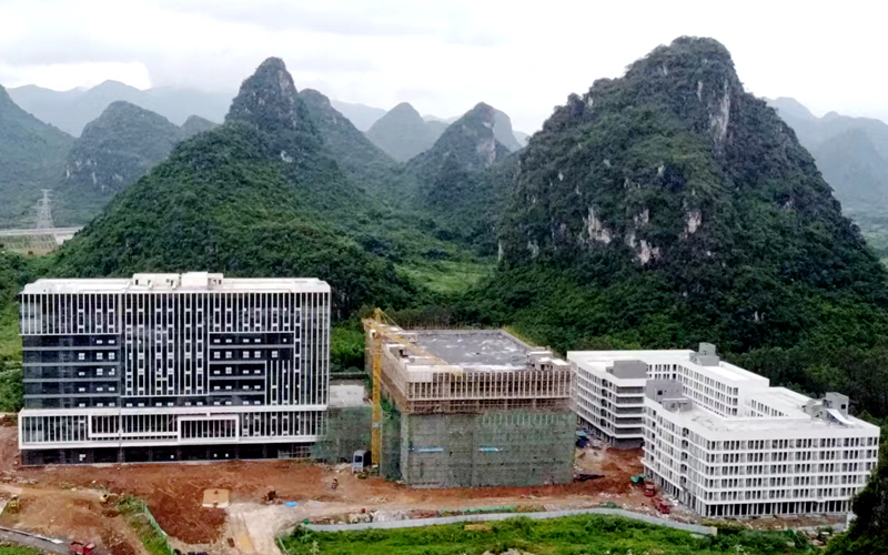 東盟美妝谷二期項(xiàng)目正在加快室內(nèi)外裝修。