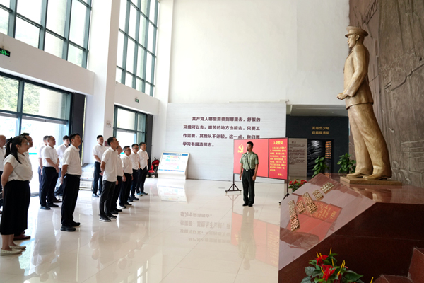 黨員干部到壯鄉(xiāng)英雄紀(jì)念館參觀學(xué)習(xí)。覃春娥攝