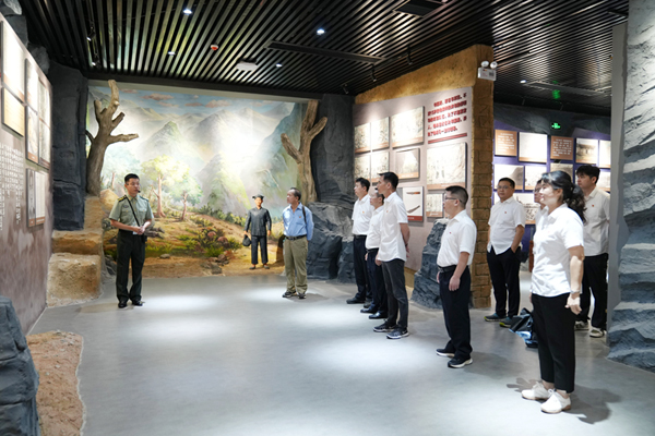 黨員干部在壯鄉(xiāng)英雄紀(jì)念館聆聽先輩故事。覃春娥攝