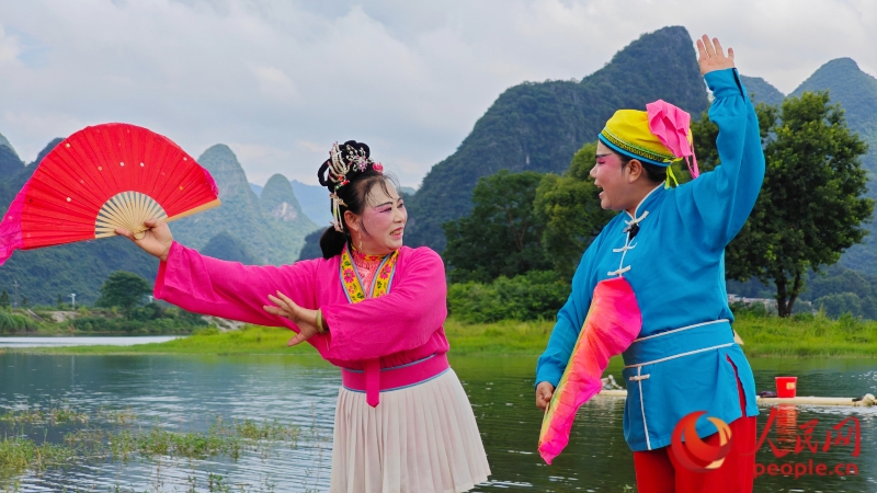 林華珍（左）與林美秀（右）在唱彩調(diào)。人民網(wǎng) 雷琦竣攝