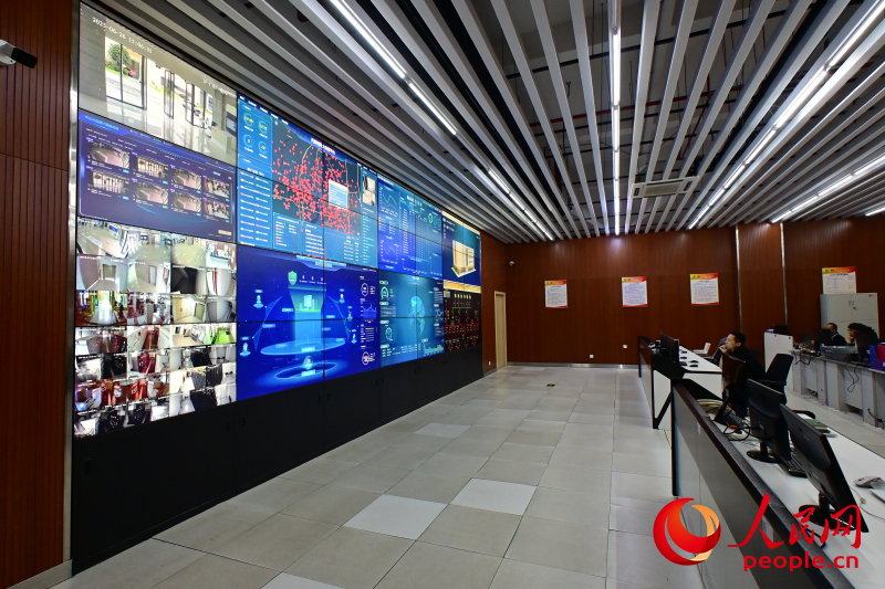 行進(jìn)中國(guó)丨一朵“云”如何激活山水之城？這里，海量數(shù)據(jù)正晝夜不息地匯聚、奔涌：全市101家醫(yī)療機(jī)構(gòu)的影像報(bào)告、覆蓋街頭的2.2萬(wàn)路“天眼”視頻流……它們沿著無(wú)形的網(wǎng)絡(luò)，匯入這座算力“池”。