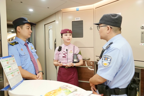 圖為列車長鄭馮婷組織召開高鐵乘務(wù)黨支部會議。吳志瓊攝