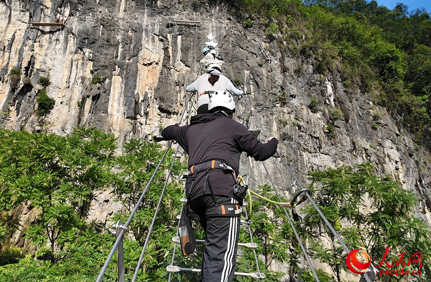 攀爬通往懸崖峭壁的“天梯”。人民網(wǎng) 雷琦竣攝