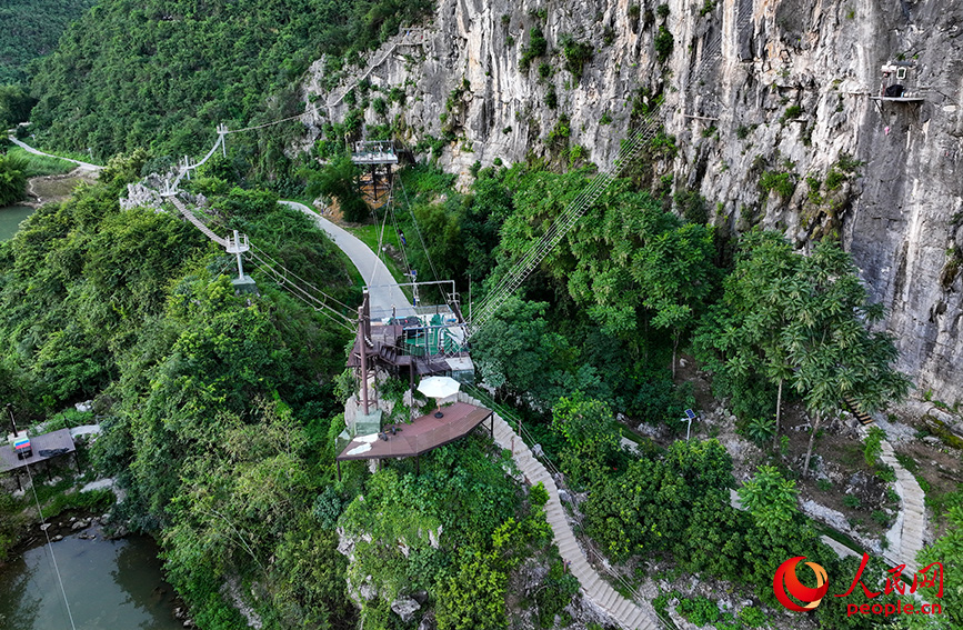 游客游玩“飛拉達(dá)”。人民網(wǎng) 雷琦竣攝