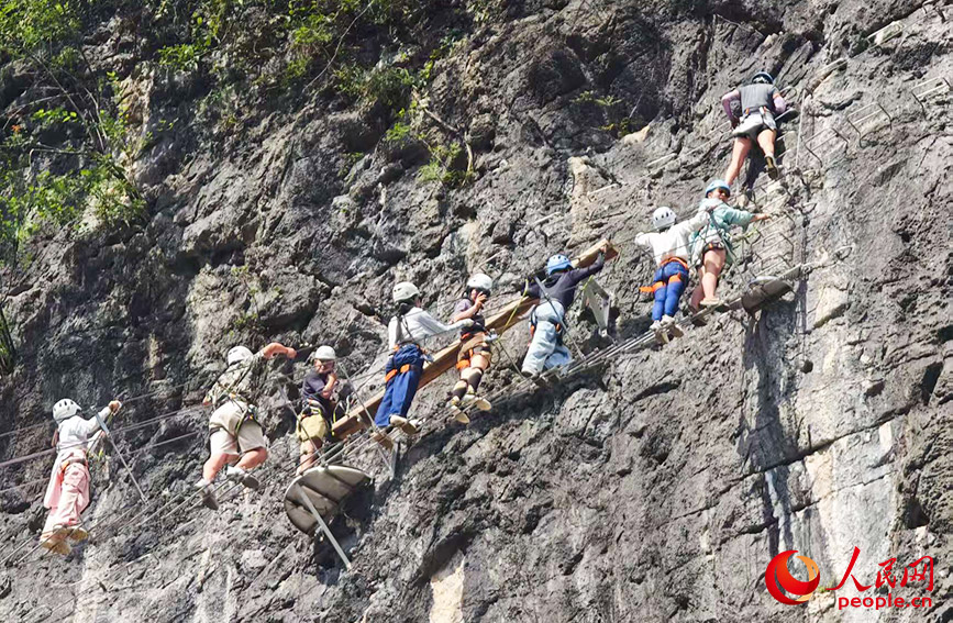 游客在懸崖峭壁上攀爬。人民網(wǎng) 梁章暉攝