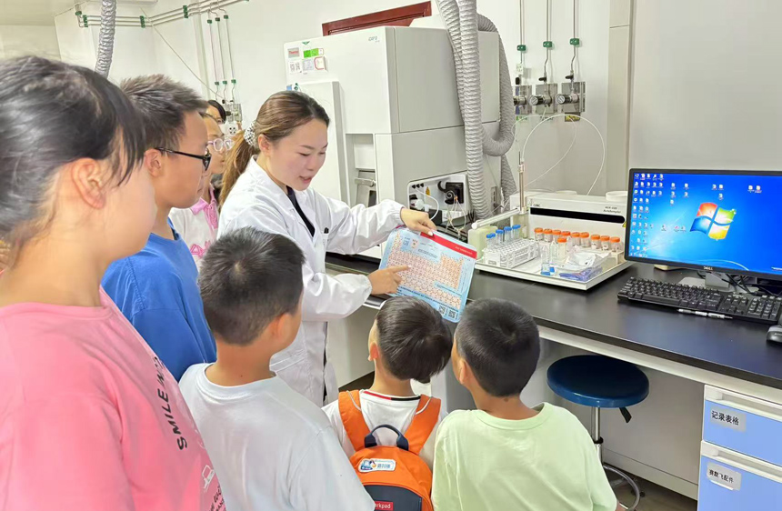 工作人員就監(jiān)測設備工作原理向孩子們們講解相關環(huán)保知識