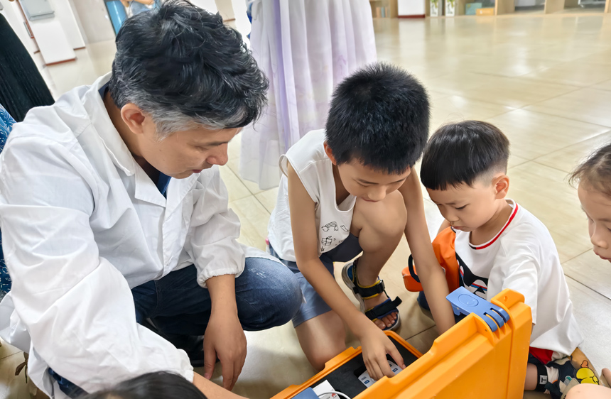 工作人員指導(dǎo)孩子們完成水質(zhì)pH、濁度測定及噪聲測試。