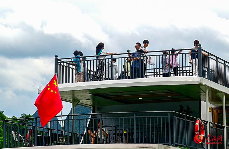 游客在甲板上拍照。人民網(wǎng) 雷琦竣攝