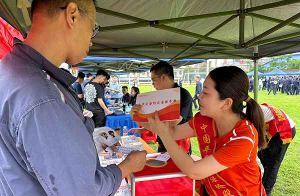 平安產(chǎn)險(xiǎn)柳州中心支公司宣傳員向職工介紹自然災(zāi)害防災(zāi)宣傳知識(shí)。平安產(chǎn)險(xiǎn)廣西分公司供圖
