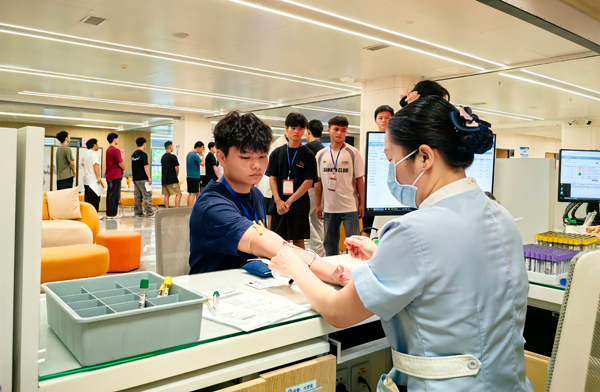 應(yīng)征青年正在進(jìn)行體檢