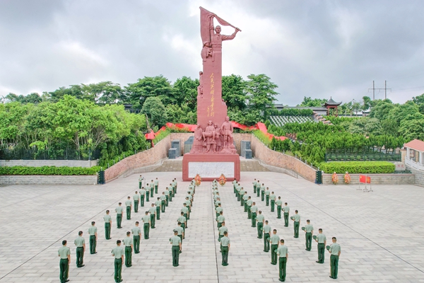 武警官兵肅立默哀。