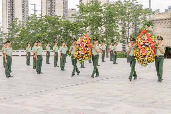 武警官兵向革命英烈敬獻(xiàn)花籃。