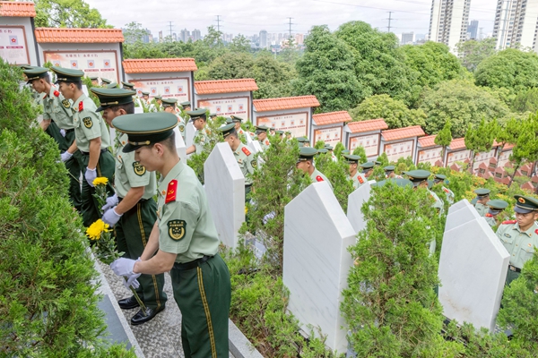 武警官兵向烈士獻(xiàn)花。