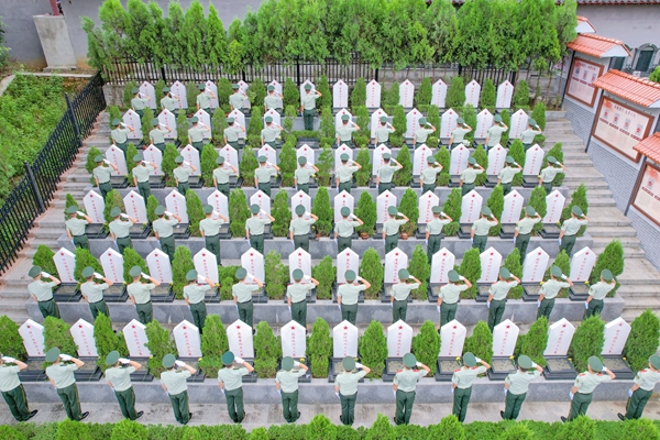 武警官兵向烈士敬軍禮。