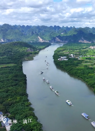 桂林漓江查看詳情綠水青山入畫(huà)來(lái) 千年水道煥發(fā)新生近年來(lái)，桂林市堅(jiān)持生態(tài)優(yōu)先、綠色發(fā)展，將漓江保護(hù)擺在打造世界級(jí)旅游城市的首位，厚植生態(tài)本底，持續(xù)推進(jìn)漓江流域山水林田湖草沙一體化保護(hù)和修復(fù)，拆除違規(guī)建筑，清理河道垃圾，修復(fù)受損生態(tài)，保持山水生態(tài)的原真性和完整性。