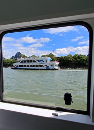 桂林漓江查看詳情用取景框的方式打開(kāi)漓江好風(fēng)光透過(guò)船窗看漓江，每一幀都是屏保級(jí)壁紙。乘游船泛舟漓江，窗戶(hù)不僅是一扇觀景之窗，更成為解讀桂林山水生態(tài)畫(huà)卷的獨(dú)特視角，透過(guò)這方寸之間的取景框，“綠水青山就是金山銀山”的生動(dòng)實(shí)踐躍然眼前。