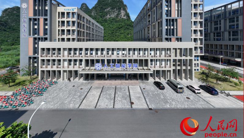 行進(jìn)中國(guó)丨拆掉教室的“墻”，AI人才向產(chǎn)業(yè)生長(zhǎng)這個(gè)想法并非憑空而生。在她敲擊的代碼里，一件特殊的背心正在孵化——這是她與團(tuán)隊(duì)所設(shè)計(jì)的智能健康監(jiān)測(cè)背心，能捕捉胸腔深處的呼吸音與咳嗽聲，通過(guò)算法預(yù)判潛在病癥。